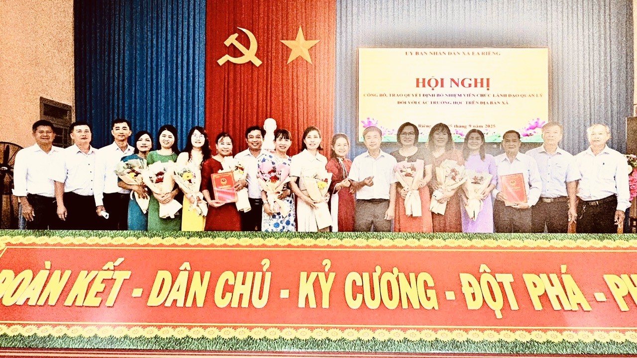 Hội nghị công bố và trao quyết định bổ nhiệm viên chức lãnh đạo, quản lý đối với các trường tiểu học trên địa bàn xã.